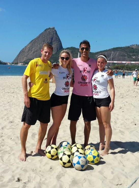
    Elin Gustafsson och Amanda Ekelund tillsammans med deras brasilianska coacher Ivan Guimaraes och Elison Fonseca.
   