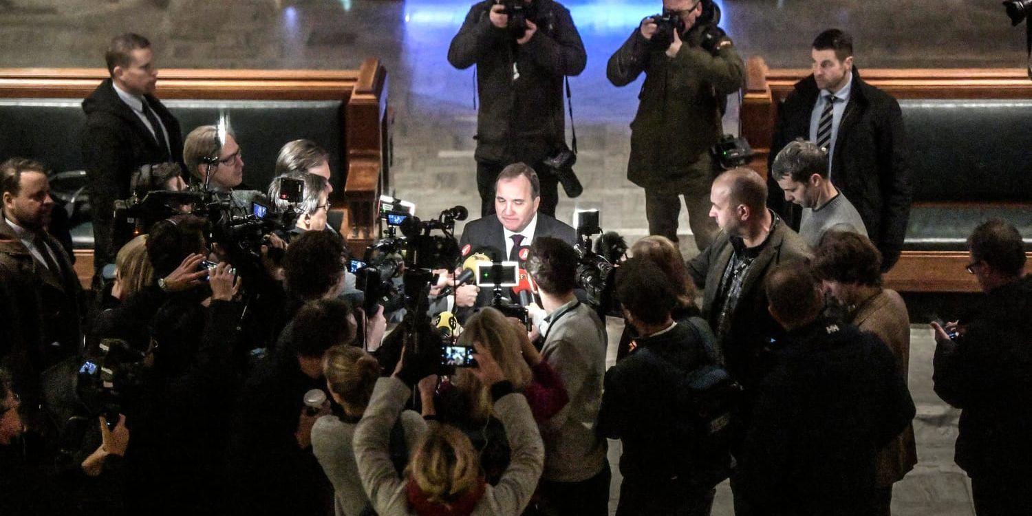 Journalister, här samlade runt statsminister Stefan Löfven, tillskrivs större inflytande över samhällsdebatten än till och med politiker, enligt en samlad bild från de svarande i Förtroendebarometern från Medieakademin. Arkivbild.