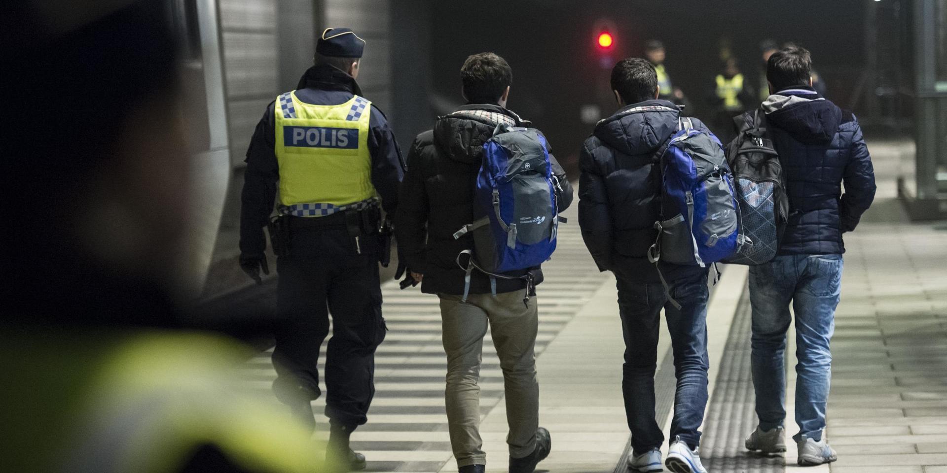 Polis i Malmö eskorterar asylsökande från ett Öresundståg. Bilden från december 2015.