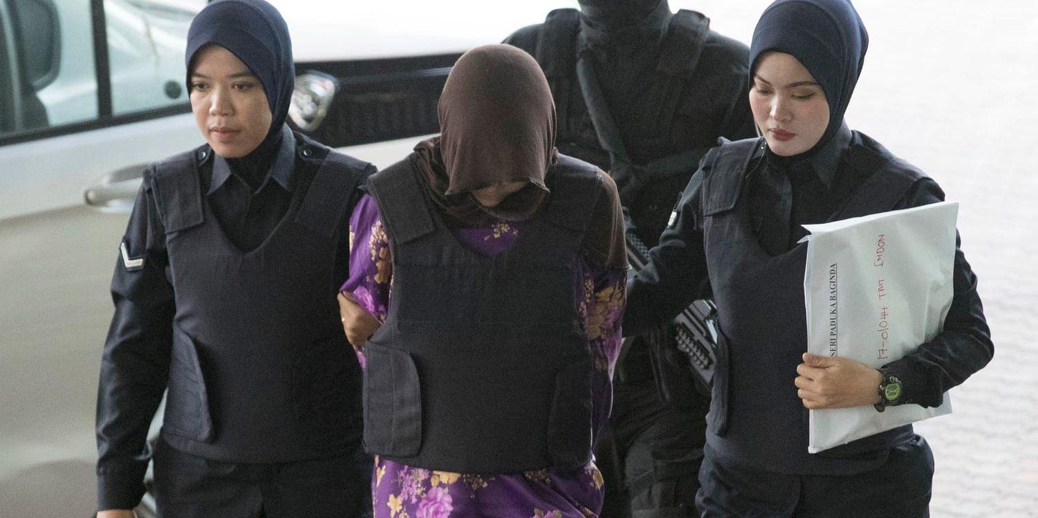 En av kvinnorna som anklagas för giftmordet på Kim Jong-Nam leds in i rätten, fredagen den 14 december.