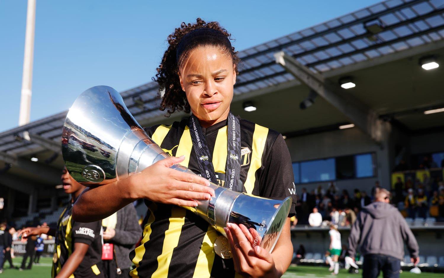 Häckens matchhjälte Felicia Schröder med Europa Cup-pokalen.