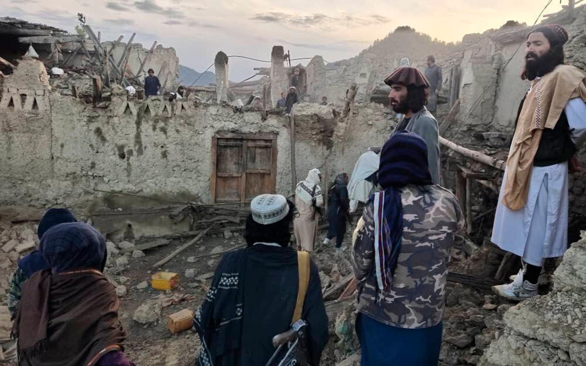 Afghaner ser på förstörelsen efter jordbävningen i Paktika i östra Afghanistan.