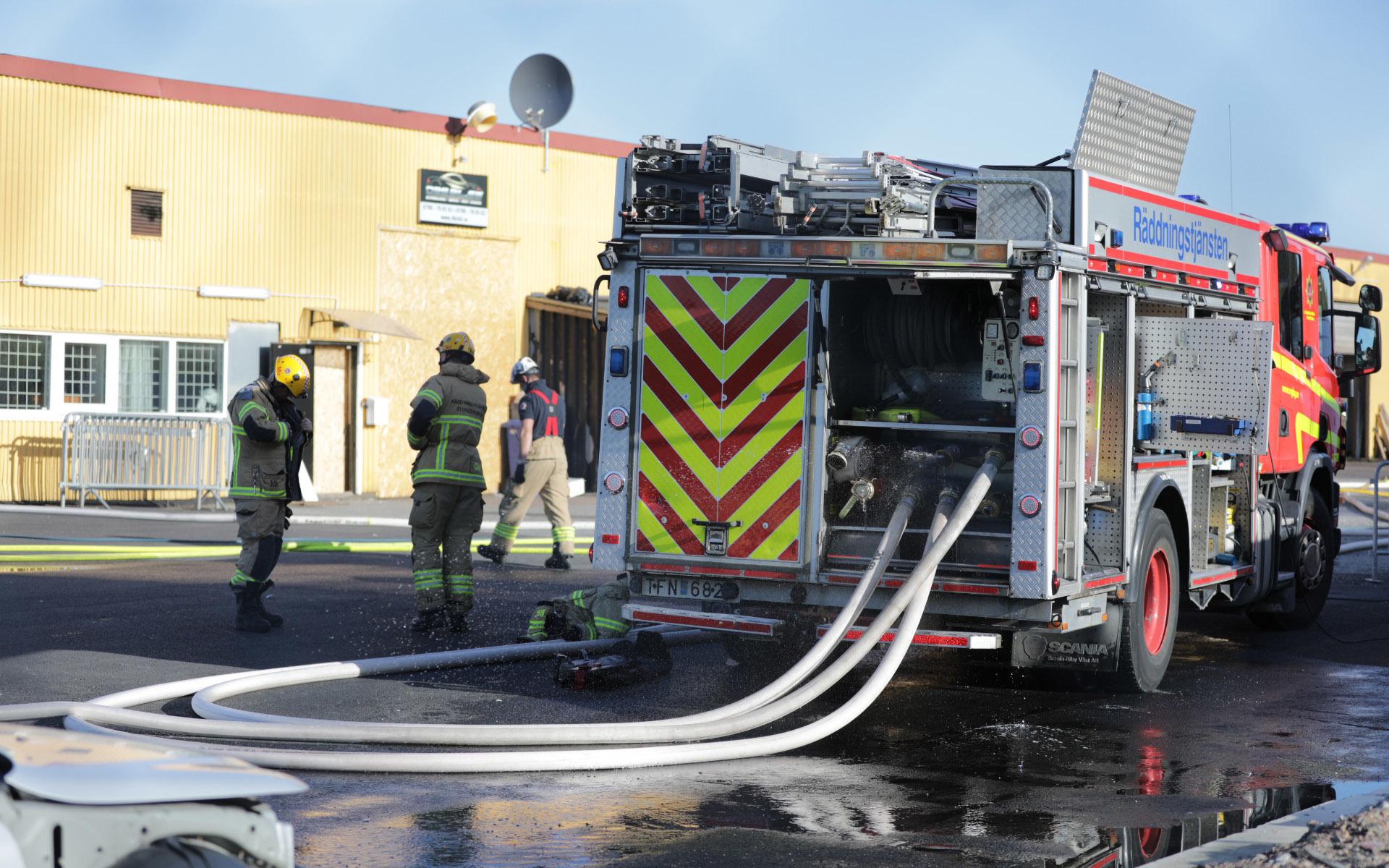 Många utryckningsfordon kallades till platsen och ett större område kring byggnaden spärrades av. Branden hade tagit sig i taket och räddningstjänsten räknar med att släckningsarbetet kommer ta lång tid. 