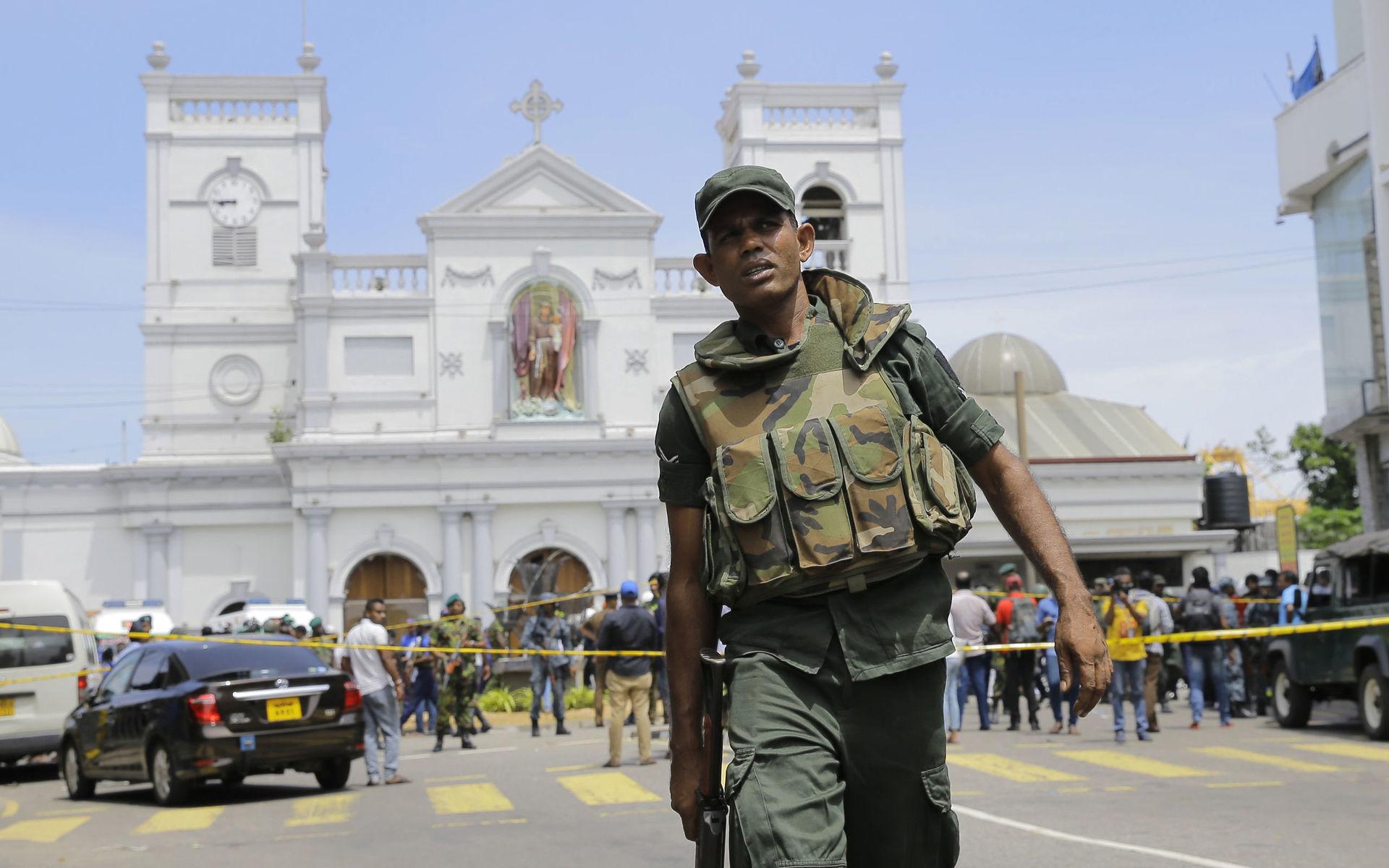 En lankesisk soldat säkrar området runt kyrkan St. Anthony Shrine i Colombo.