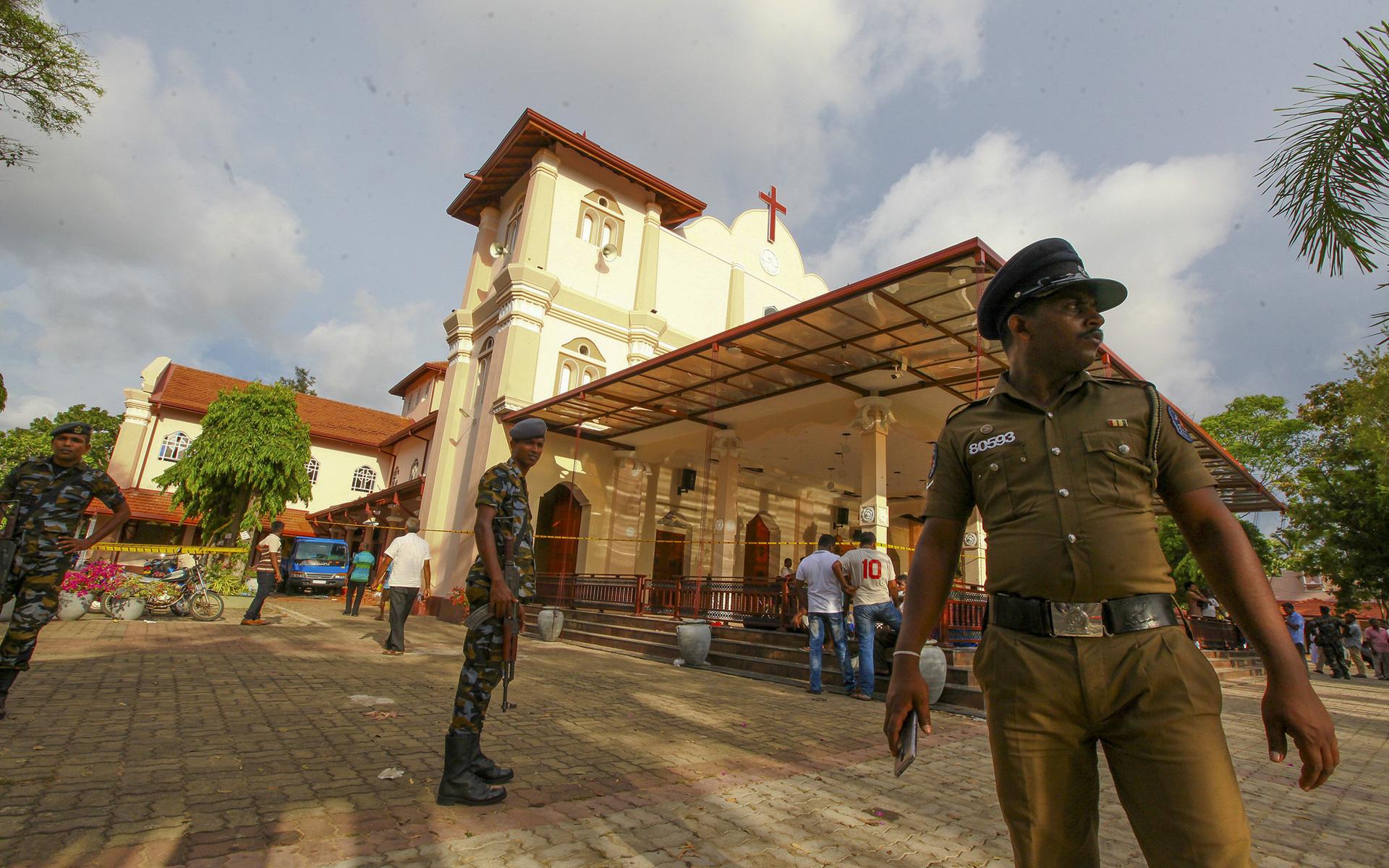 Lankesiska soldater säkrar området runt St. Sebastians kyrka i Negombo norr om Colombo.
