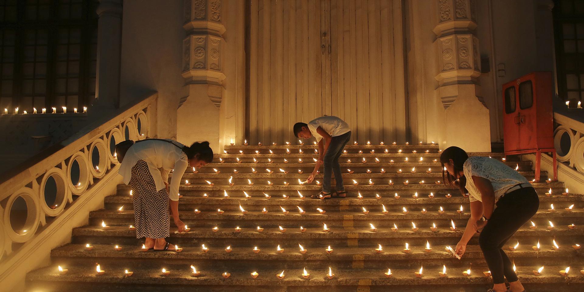 Ljusmanifestation till minne av offren i terrorattentaten i Sri Lanka. 