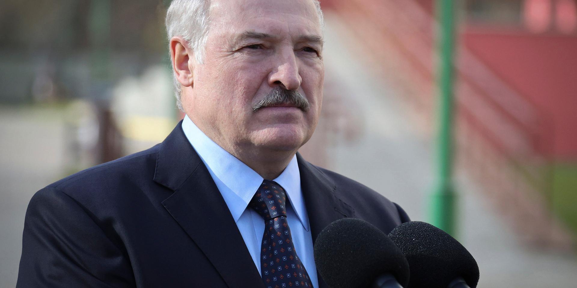 In this photo taken on Tuesday, Oct. 26, 2021, Belarusian President Alexander Lukashenko attends meeting with medical staff as he visits the hospital in the western city of Lida, 150 km (93 miles) of Minsk, Belarus. Belarusian authorities abolished mask mandates less than two weeks after their introduction for the first time in the pandemic, after Lukashenko dismissed them as unnecessary even as the country faced a spike in contagion. (Maxim Guchek/BelTA Pool Photo via AP)  XSG103