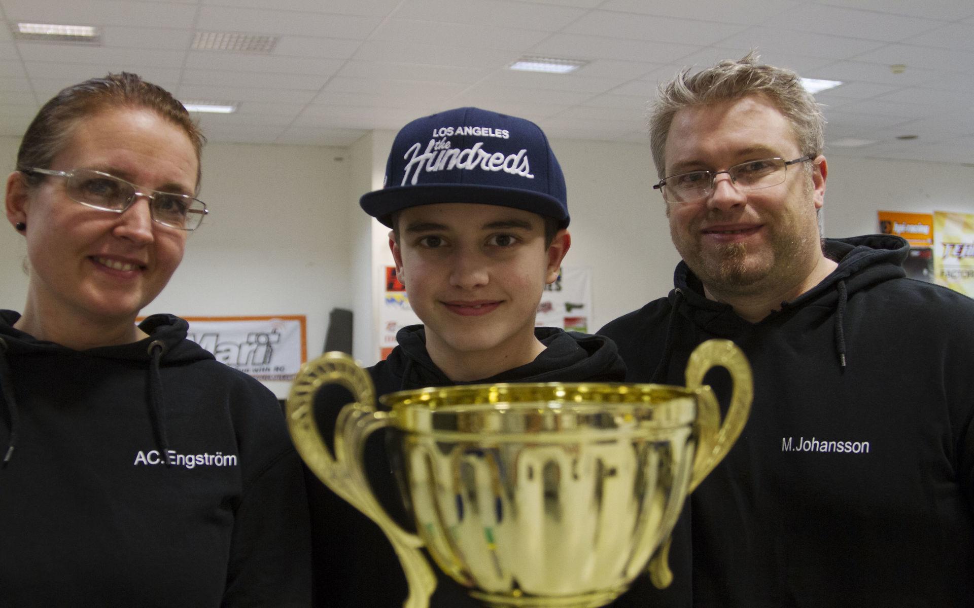 Pokalen som Jonathan Engström tog hem vid SM-vinsten 2018 håller tävlingslusten brinnande hos mamma Anna-Carin och pappa Magnus.