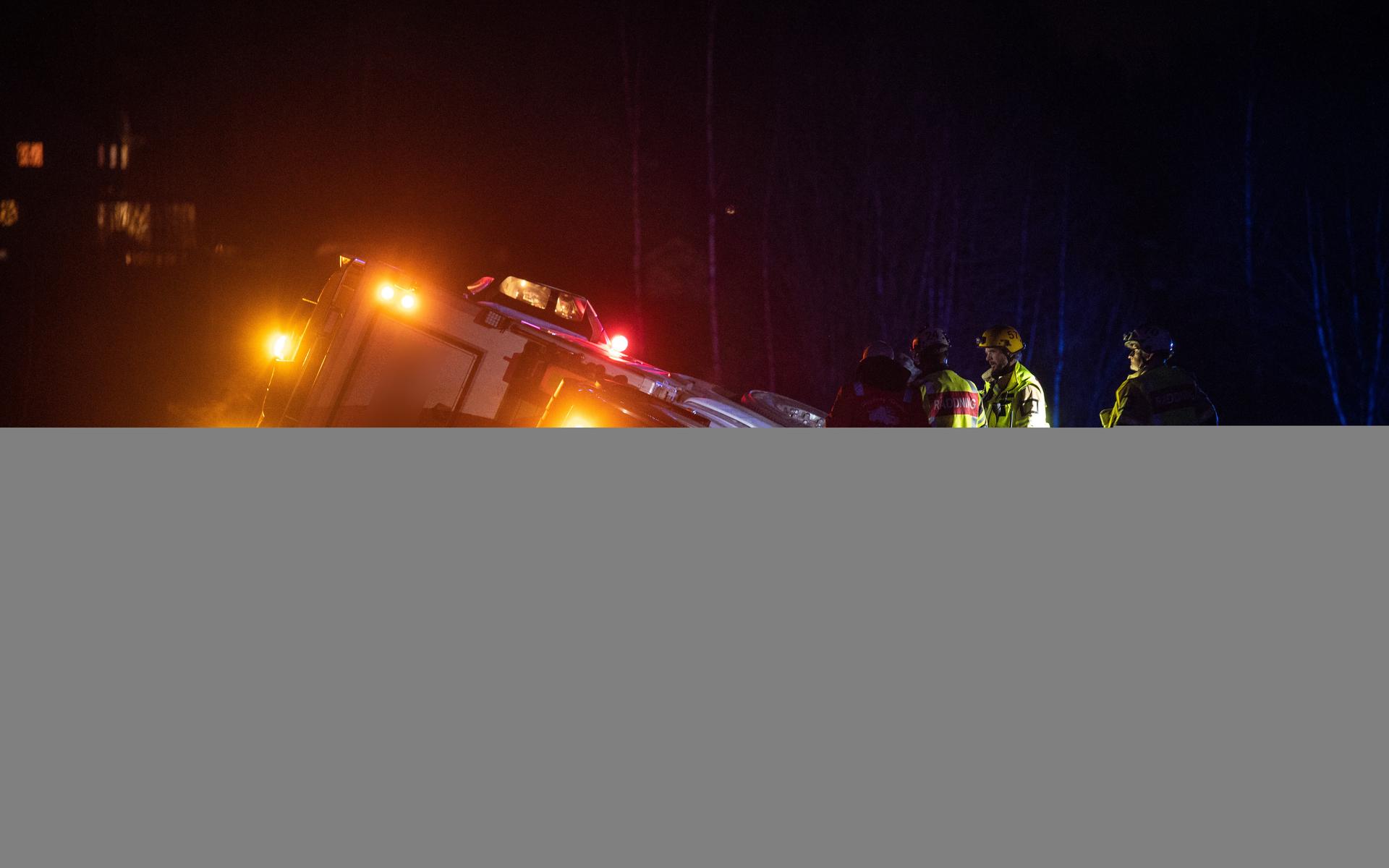Strax innan 21-tiden på fredagskvällen körde en lastbil av vägen i Uddevalla och hamnade på sidan i dike. 