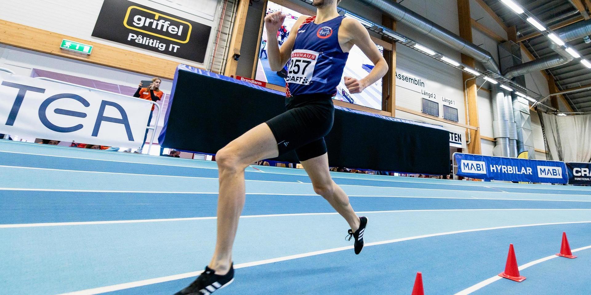 Regerande svenske mästaren Johan Rogestedt, Stenungsunds FI tog sig enkelt till söndagens SM-final på 1500 meter.