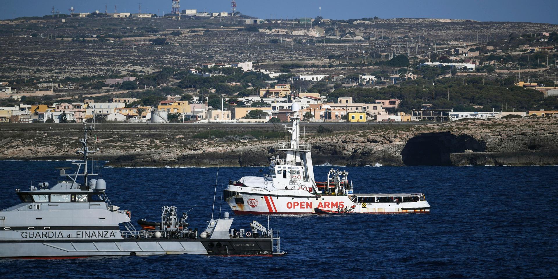 Italiensk polis bevakar ett fartyg med migranter. Arkivbild.