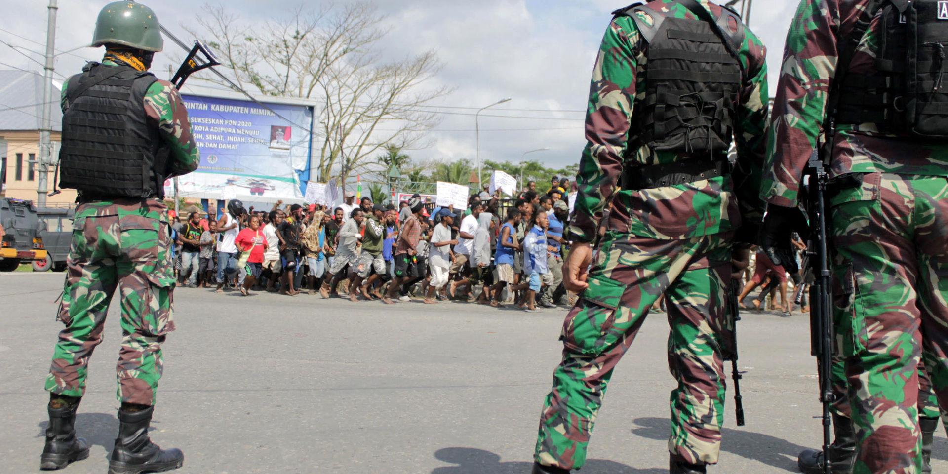 Indonesiska soldater intill en demonstration i Timika i provinsen Papua i augusti. Arkivbild.