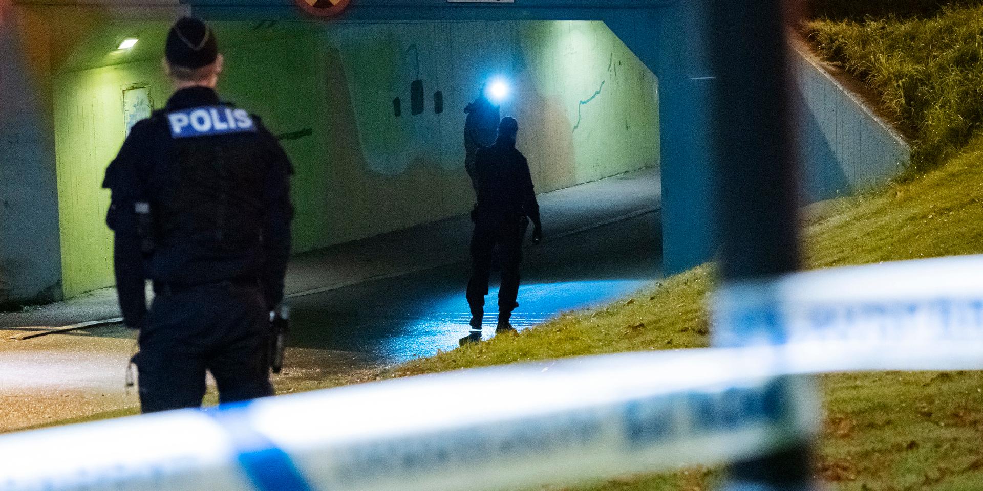 En man i 20-årsåldern fick livshotande skador när han blev skjuten i Närlundaområdet i Helsingborg natten till torsdag.