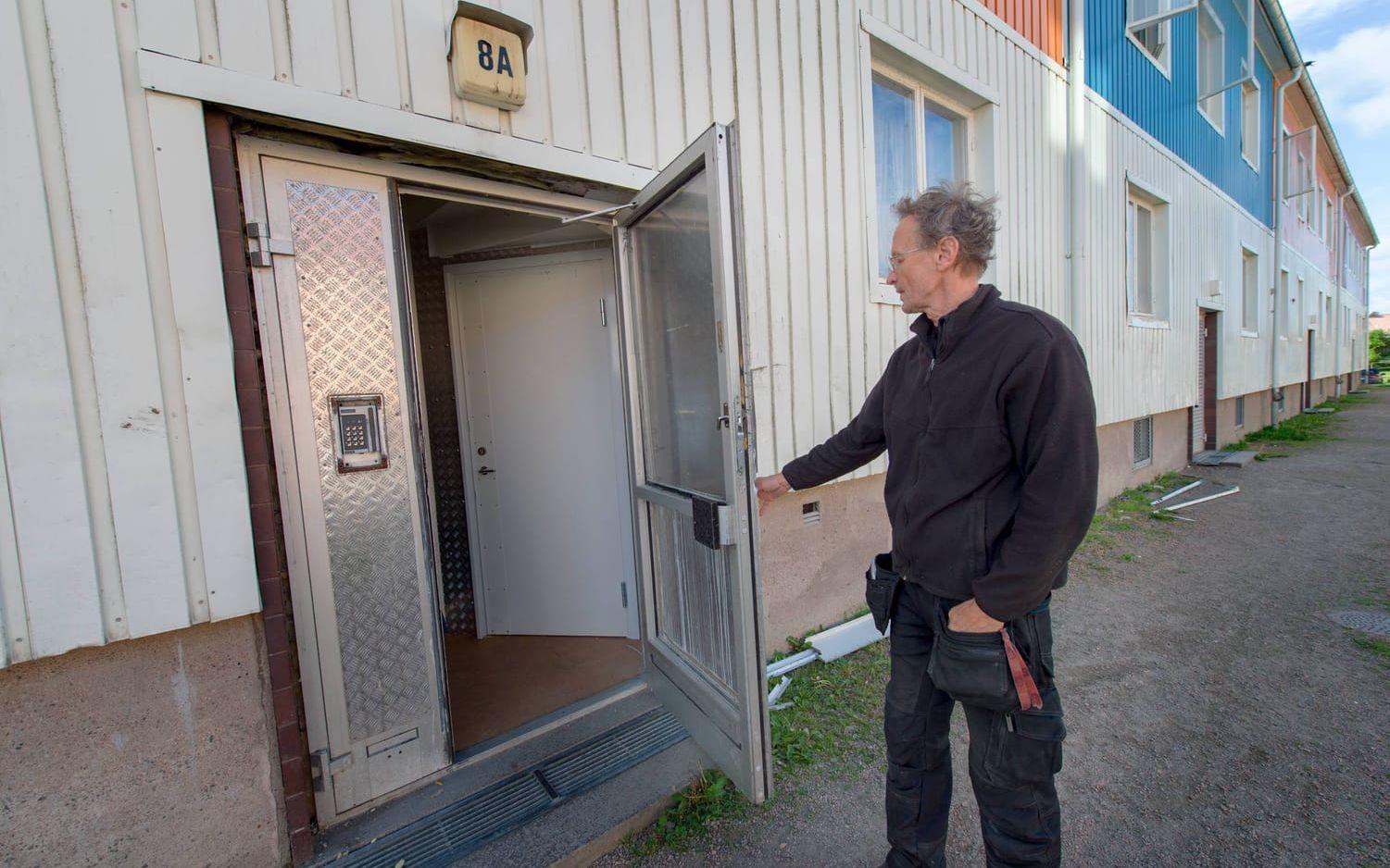 Kent Johansson har ständigt att göra på Jarlsgatan. Bland annat får han reparera dörrarna varje vecka.