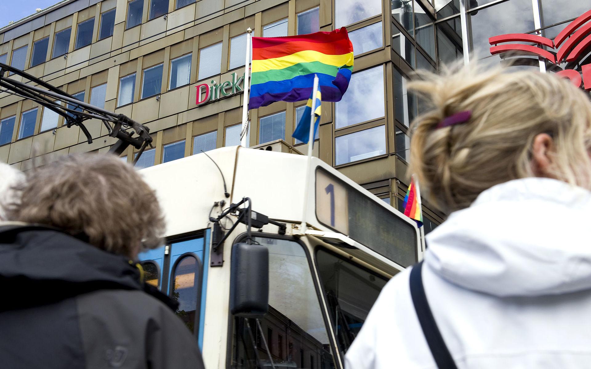 I Göteborg vajar regnbågsflaggorna under West Pride varje år, till exempel på spårvagnarna. Men i andra kommuner ses flaggan som mer kontroversiell och i Sölvesborg har politikerna beslutat att förbjuda den i kommunala sammanhang.