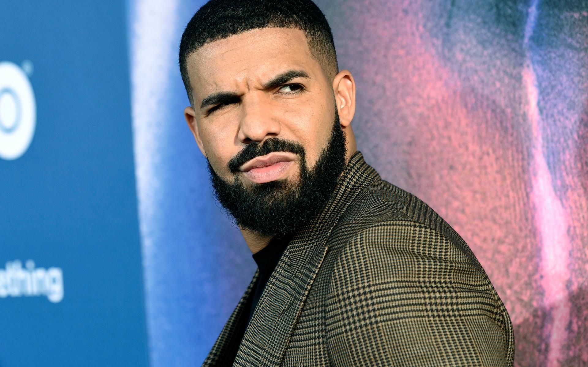 Den kanadensiska rapparen Drake har en förmögenhet på cirka två miljarder kronor. Pengar han gärna använder för att unna sig fina saker, som hem, smycken, designväskor och kläder. Bland annat har han nyligen hyrt ett hus i Beverly Hills. Arkivbild.