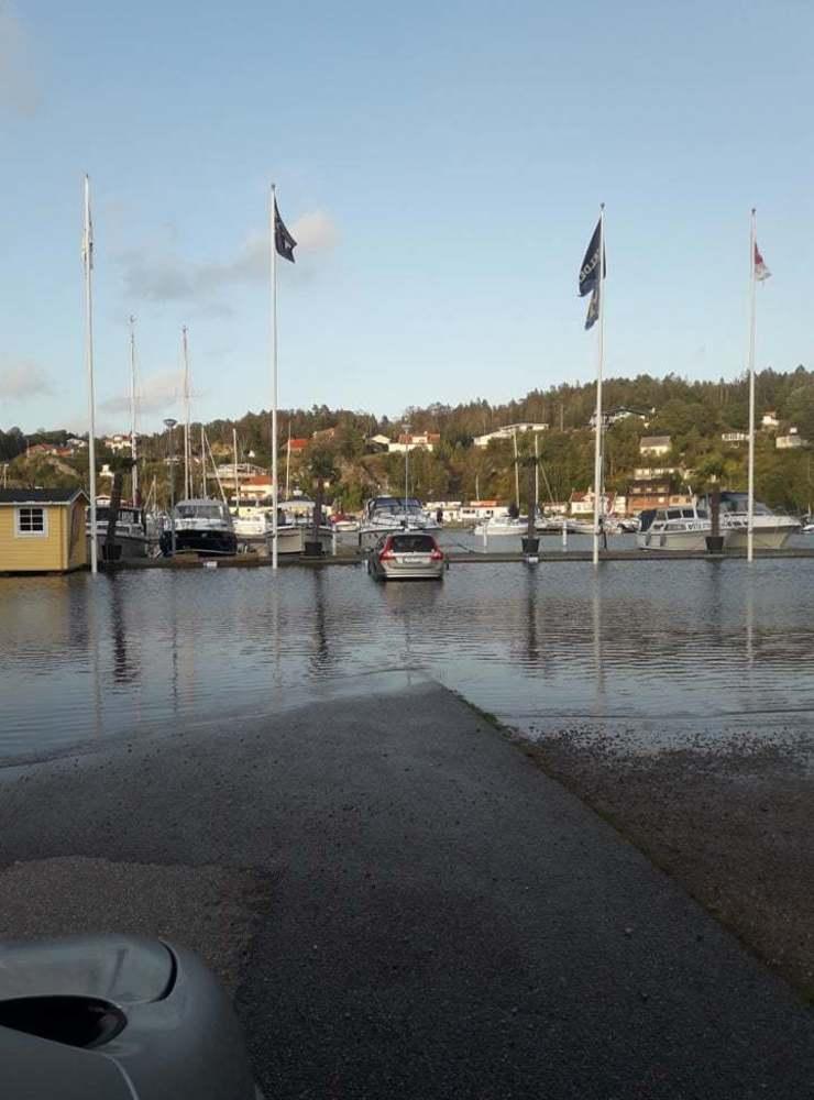 Läsarbild från Henån där vattnet fyllt parkeringar.