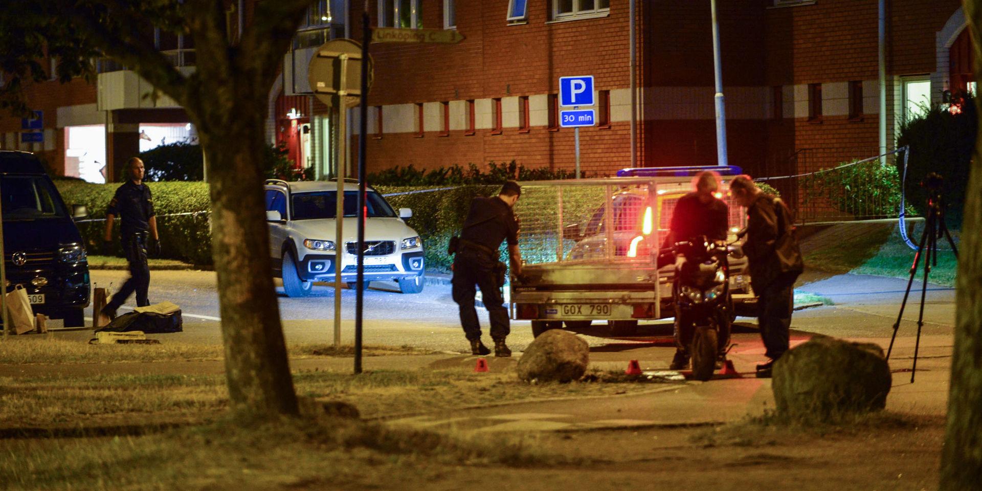  Problem. Polisen är på plats i Skäggetorp i Linköping efter en skjutning.