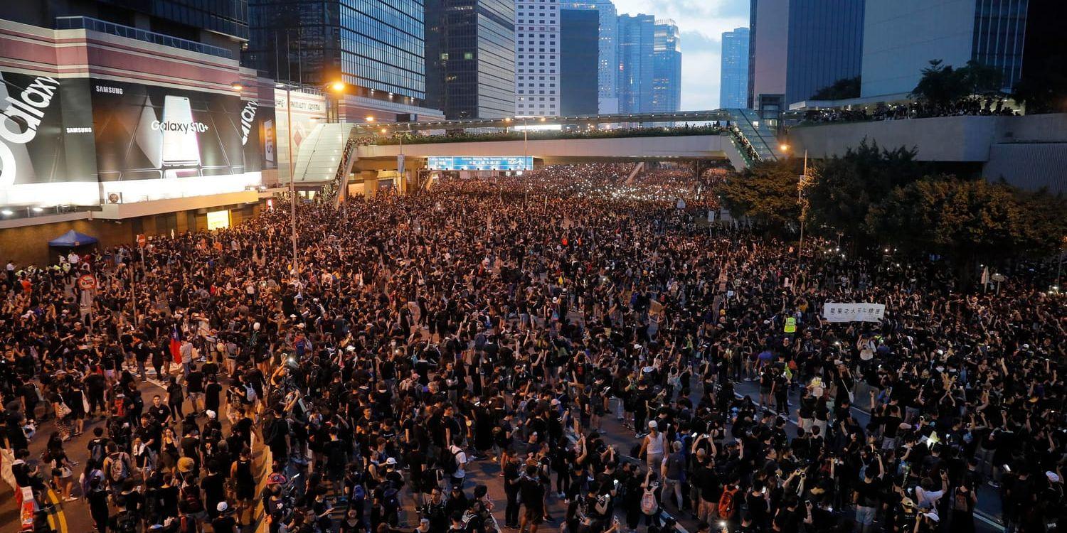 Demonstranter i Hongkong på söndagen.