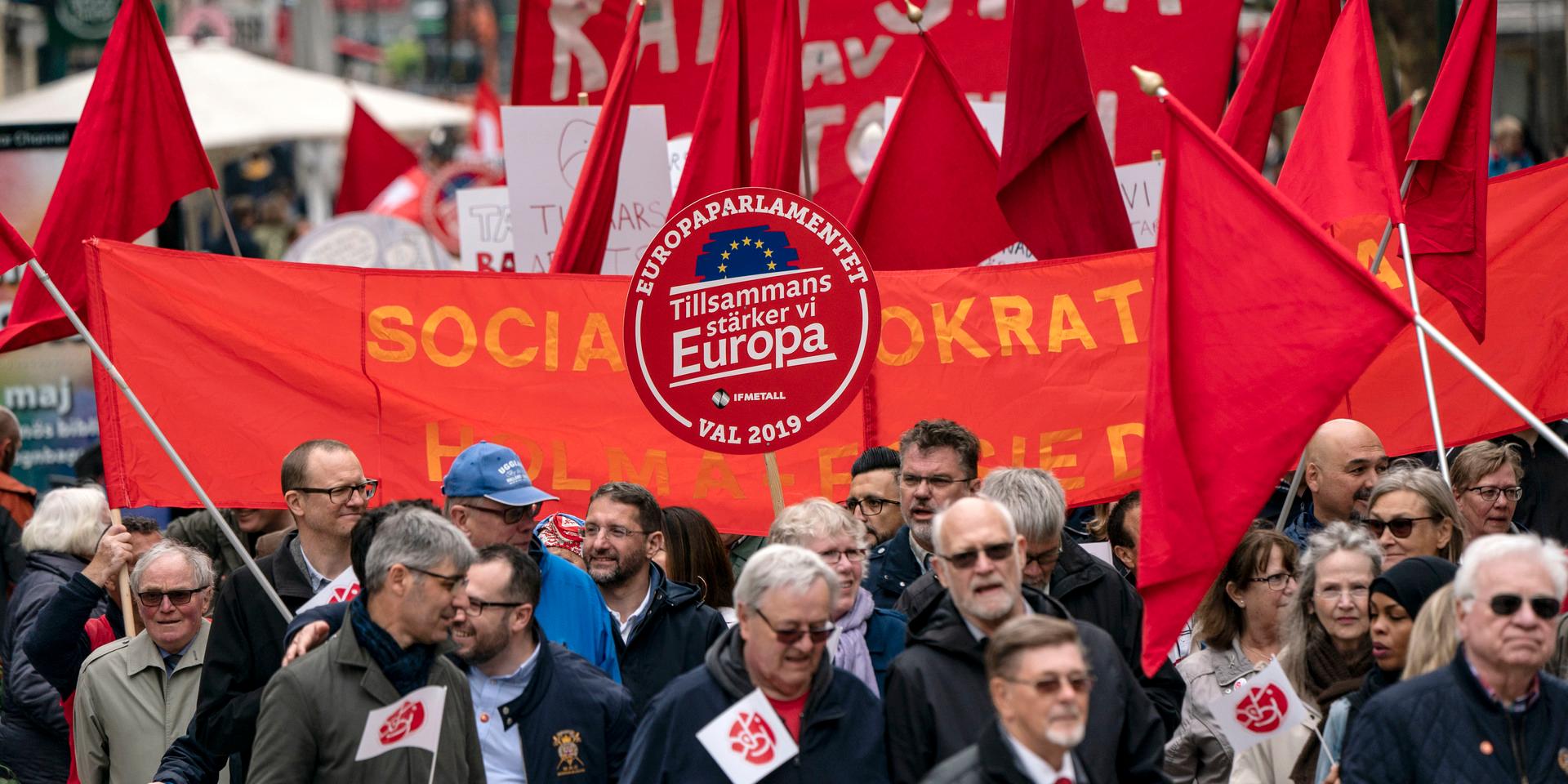 Första maj. Socialdemokraterna firar arbetarrörelsens dag i vanlig ordning, men internt går vågorna höga på grund av Nato-frågan. 