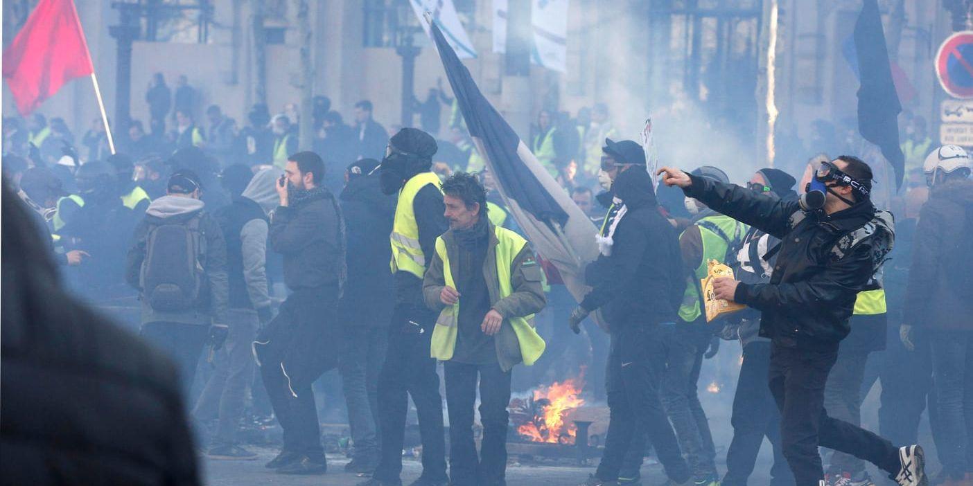 Gula västarnas protester i Paris har ännu en gång blivit våldsamma.