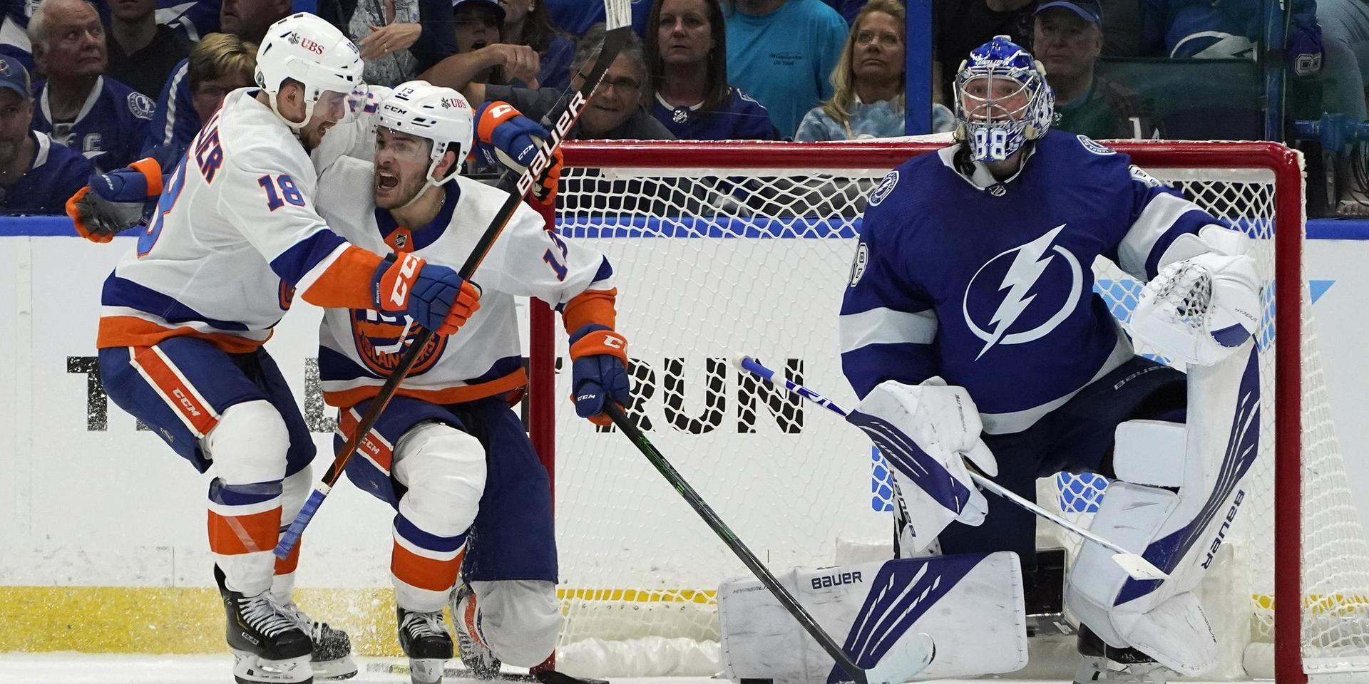 New York Islanders jublar efter sitt 1–0-mål.