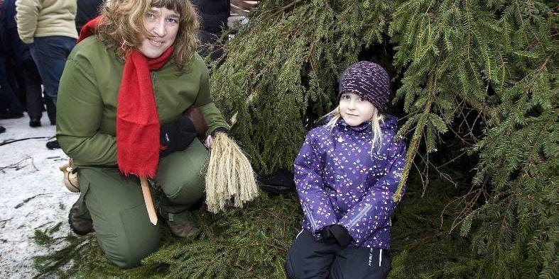 Skogsmulle Agneta Olsson från Skredsvik bjöd in femåriga Moa Johansson i sin grankoja.