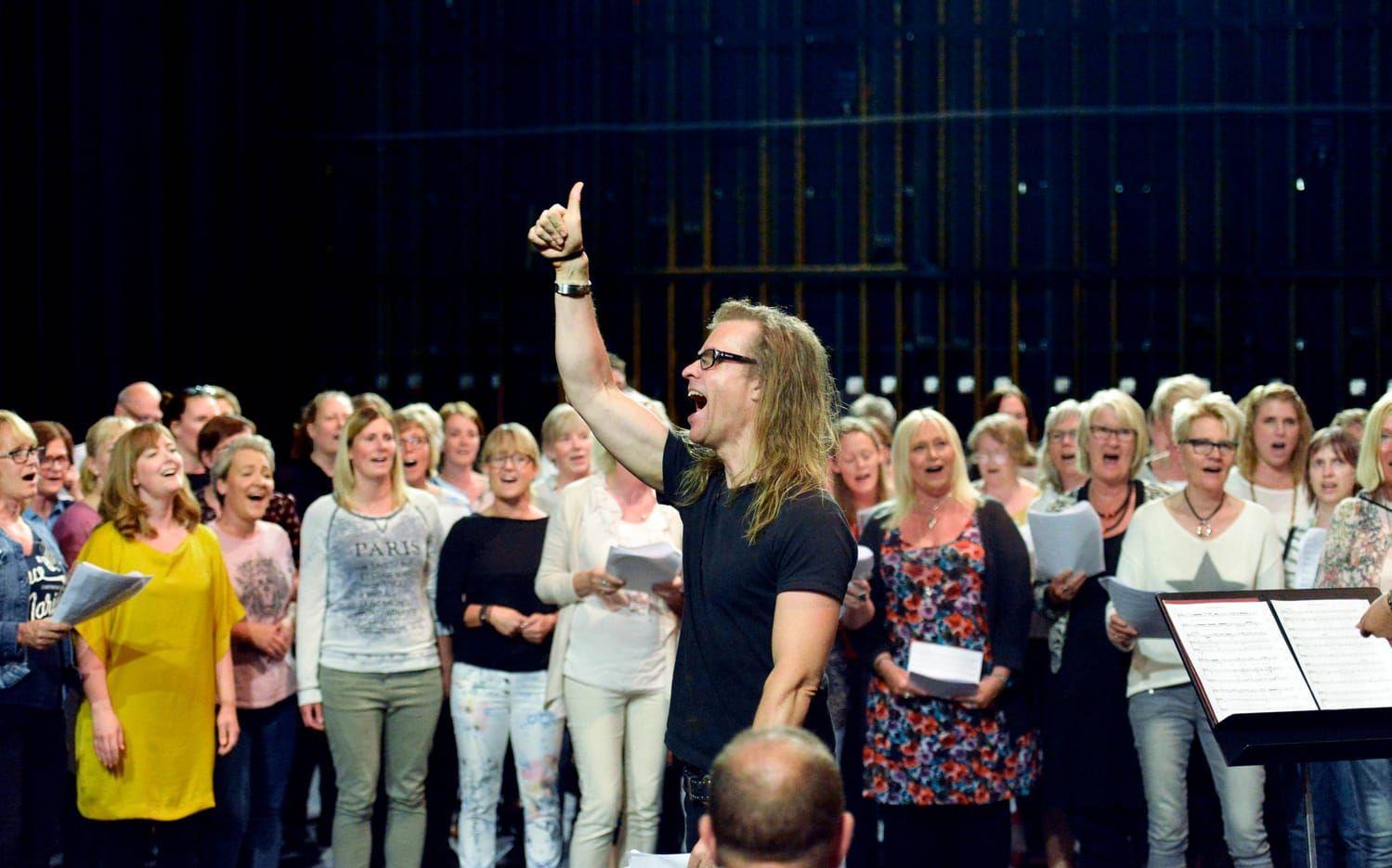 Ulf Wadenbrandt är musikalisk ledare för den stora hyllningen till Peter LeMarc. Häromdagen träffades massor av sångare för att känna på låten tillsammans, och Ulf var eld och lågor. "Det här kommer bli hur bra som helst", säger han. Foto: Jonas Myrholm