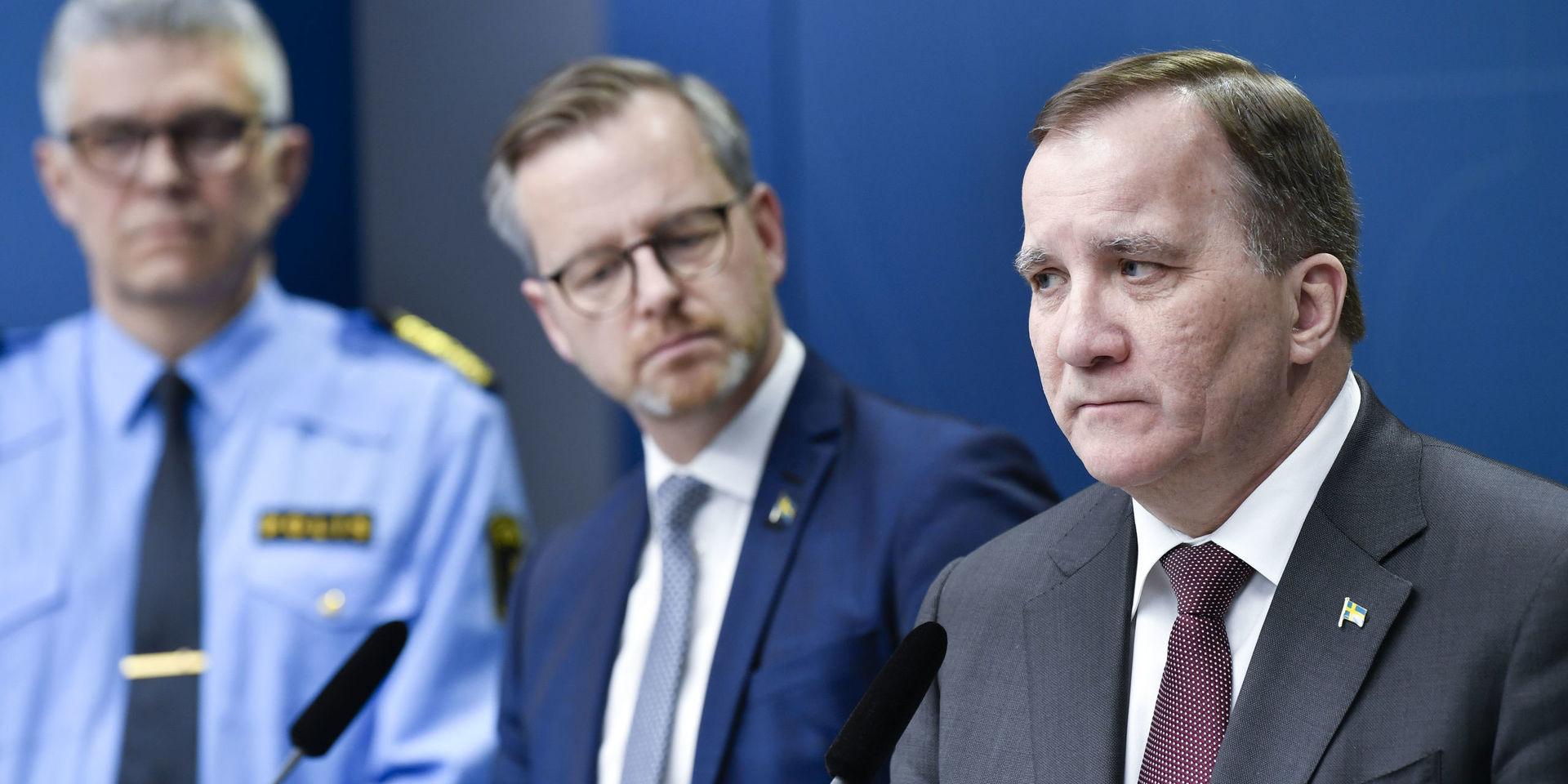 Rikspolischef Anders Thornberg, inrikesminister Mikael Damberg (S) och statsminister Stefan Löfven (S) på fredagens pressträff.