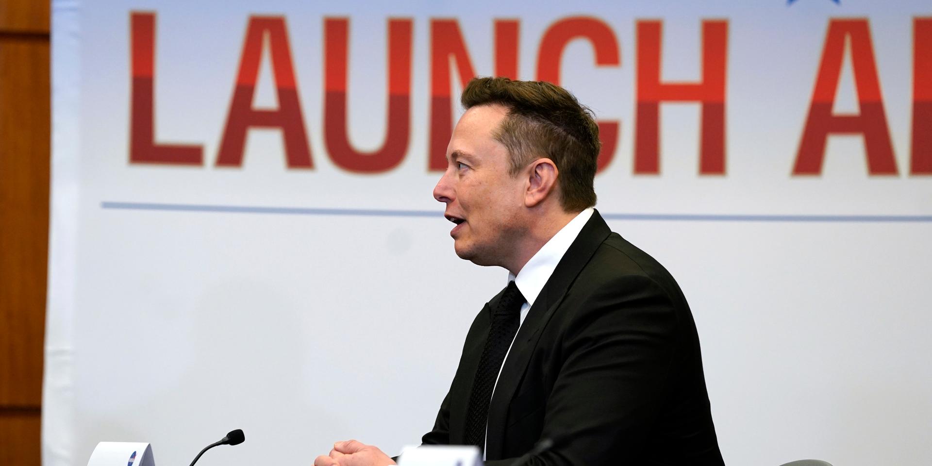 Elon Musk under ett runda bords-samtal med USA:s dåvarande president Donald Trump, maj 2020. Nu anklagas miljardären för sexuella trakasserier.