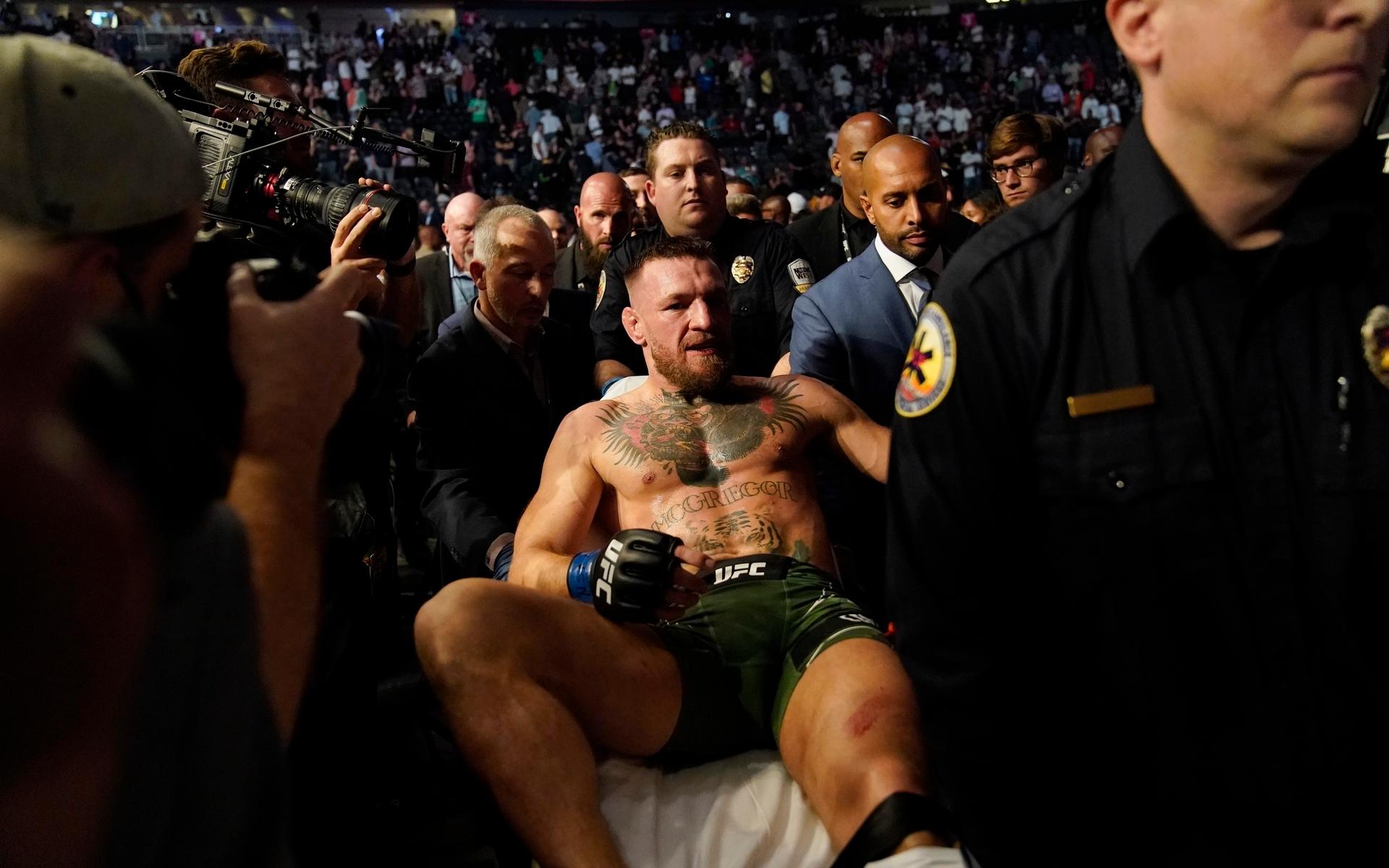 Conor McGregor får bäras från ringen efter mötet med Dustin Poirier i UFC, Las Vegas. 