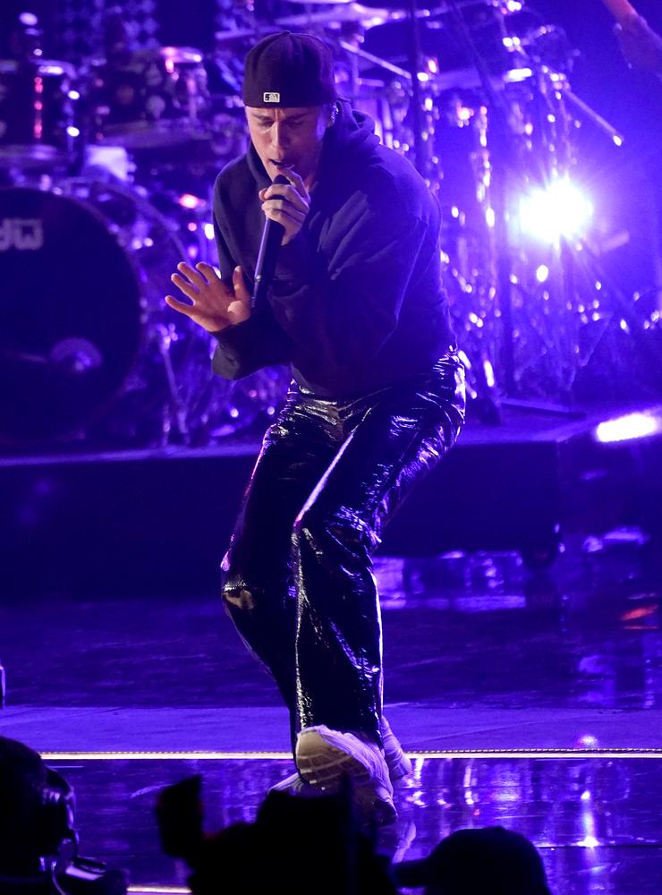 Justin Bieber performs &quot;Peaches&quot; at the 64th Annual Grammy Awards on Sunday, April 3, 2022, in Las Vegas. (AP Photo/Chris Pizzello)  NVDA836