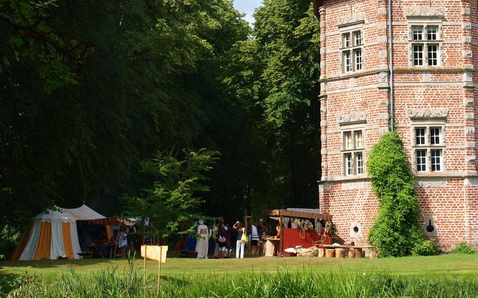 Under medeltidsdagarna reser Voergaard slott tillbaka till 1500-talet. Här kan man köpa tidstypiska hantverk och roas av riddare och gycklare med mera.