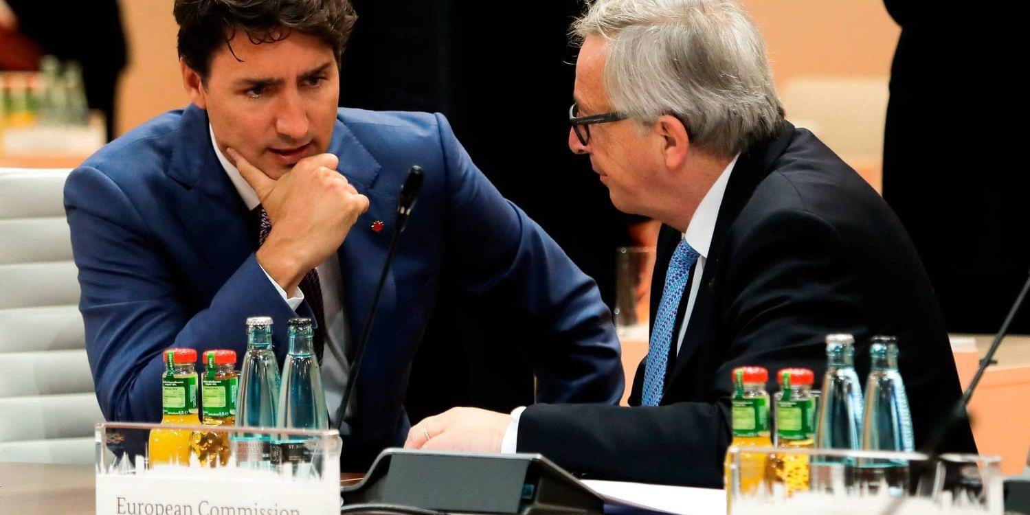 Kanadas premiärminister Justin Trudeau i samtal med EU-kommissionens ordförande Jean-Claude Juncker under G20-mötet i Hamburg.