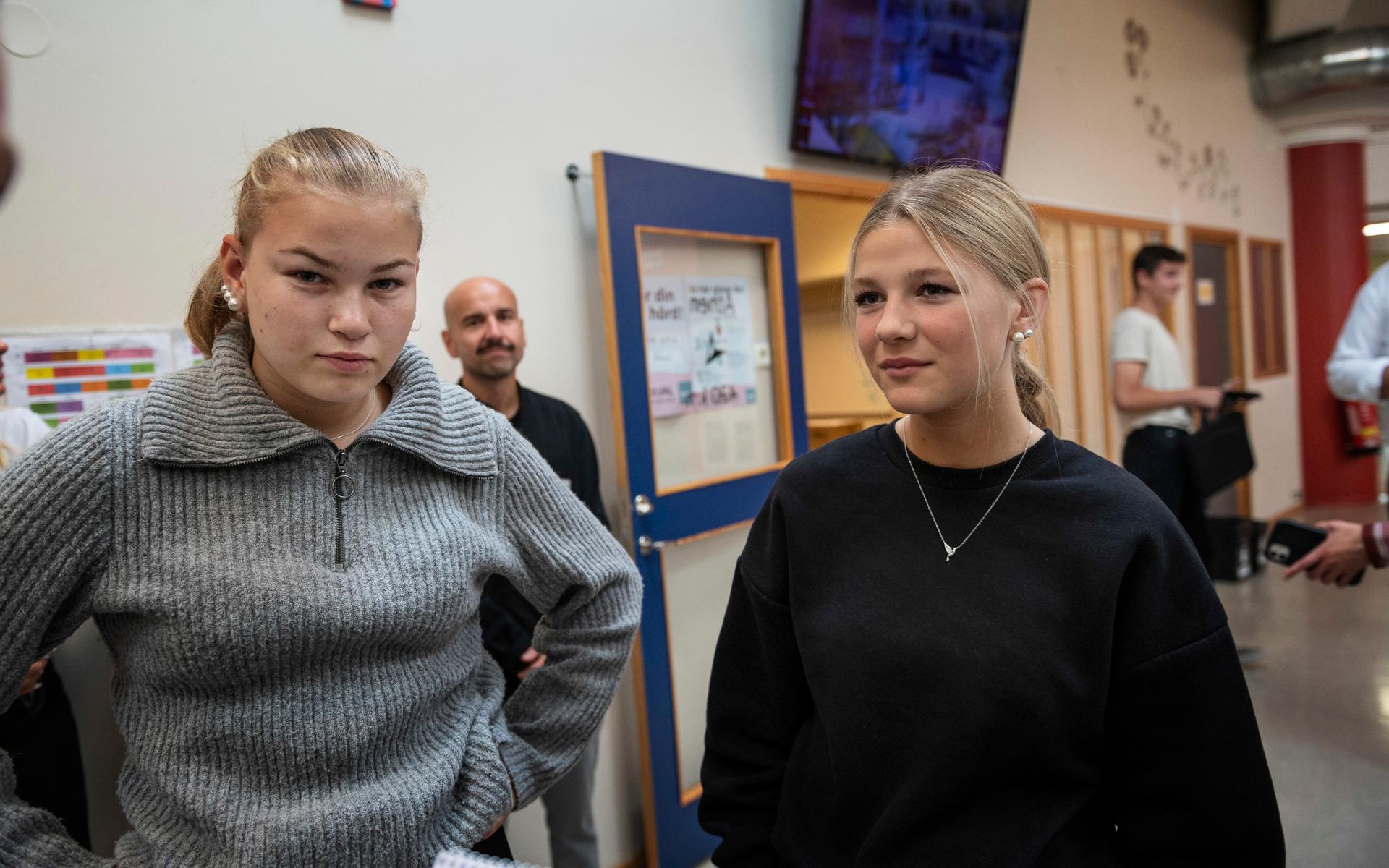 Niondeklassarna Alice Fält (tv) och Elvira Liljestrand (th) har lyssnat till Johan Pehrson (L). Främsta budskapet? ”Att vi ska satsa på skolan, att den är viktig”, säger Alice.