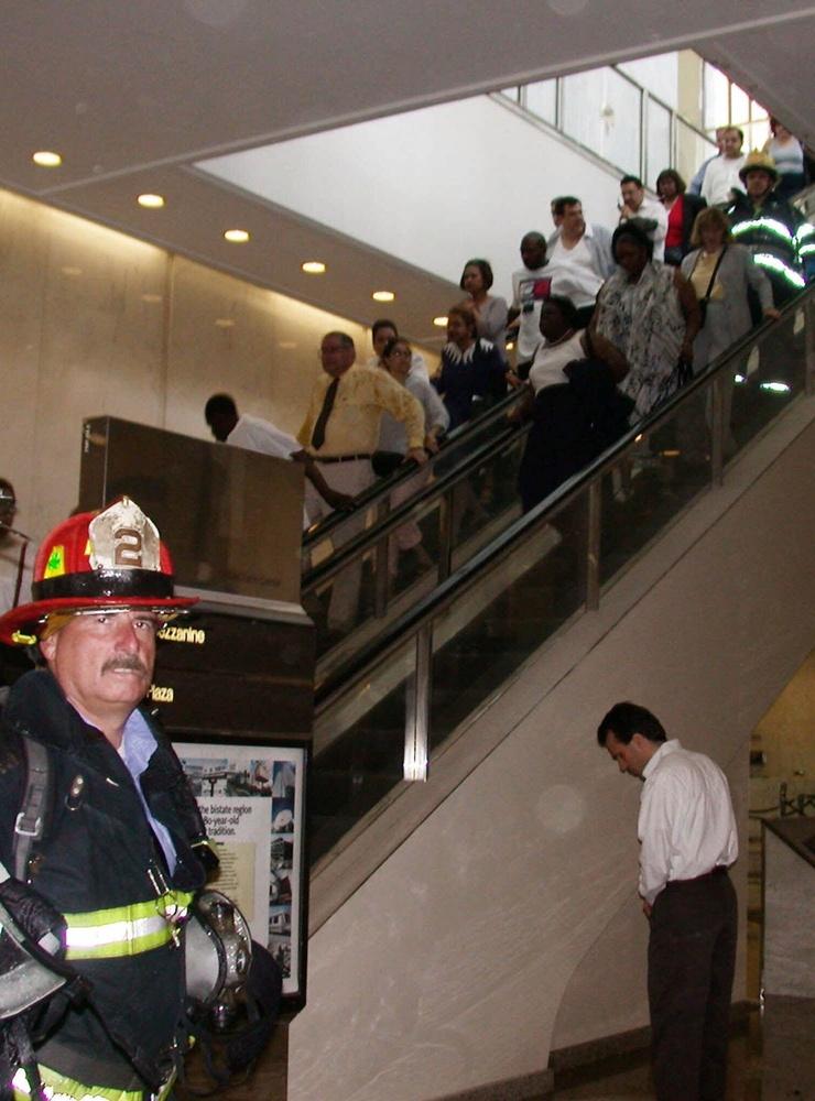Attackerna dödade totalt 2 996 personer. Men nittio procent av de som befann sig i World Trade Centers södra torn överlevde, till stor del tack vare de utrymningsövningar som implementerats efter ett bombattentat 1993. Här en brandman som hjälper personal att evakuera. 