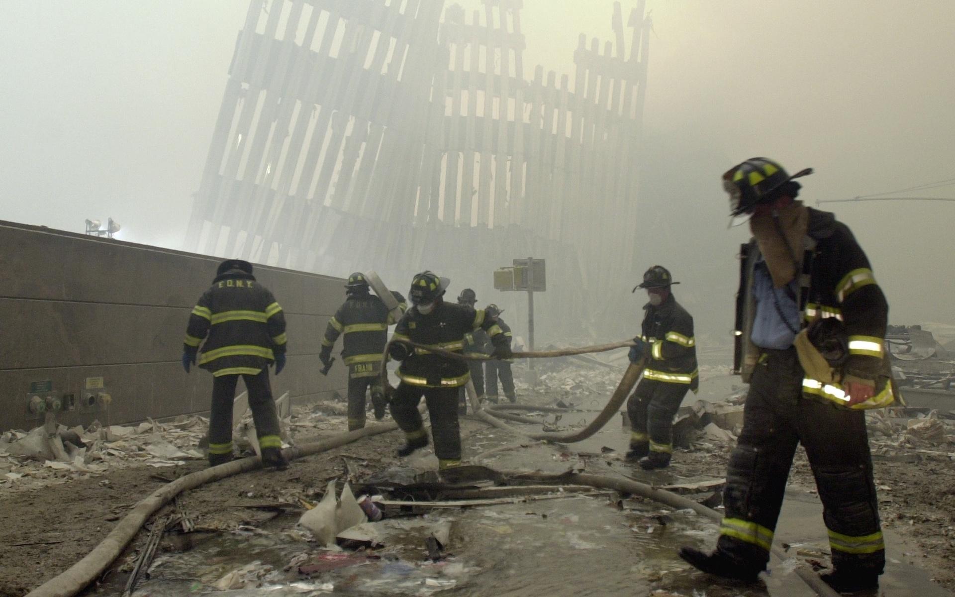 414 räddningsarbetare, varav 343 brandmän som tagit sig in i byggnaderna för att hjälpa de flyende, föll själva offer när tornen störtade samman.