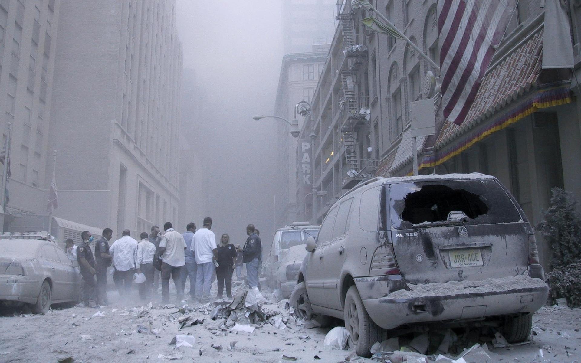 Stora delar av södra Manhattan täcks av rök och bråte efter terrorattackerna. 