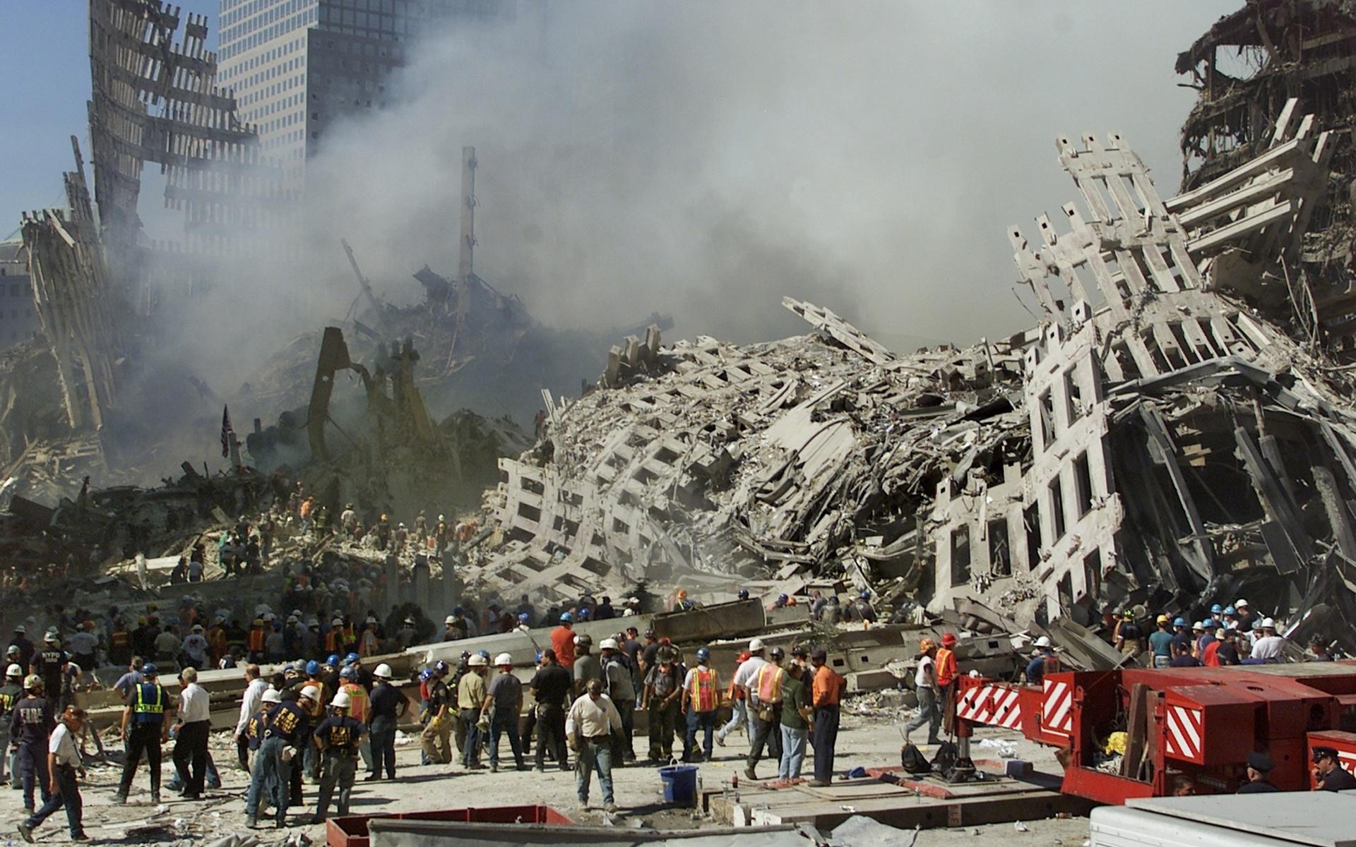 Uppröjningsarbetet kring Ground Zero, som området kom att kallas, fortgick under lång tid. Här en bild från 13 september 2001. 