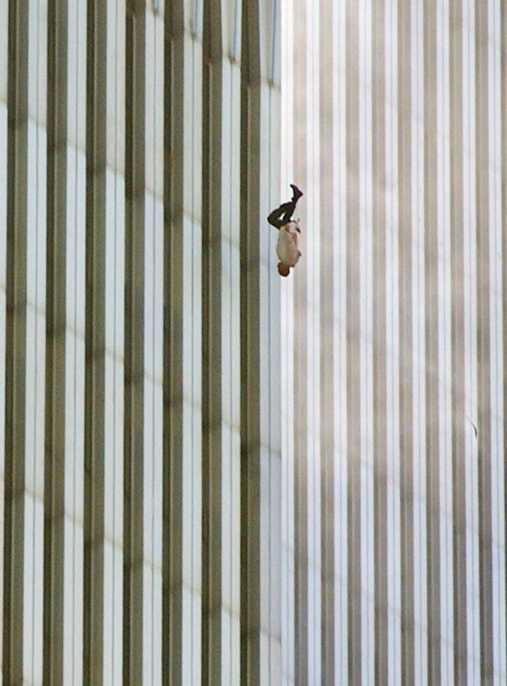 Ett ikoniskt foto från den 11 september, som i efterhand fått namnet ”The Falling Man”. Att nämna de som hoppat för att undfly röken var länge tabu i USA.