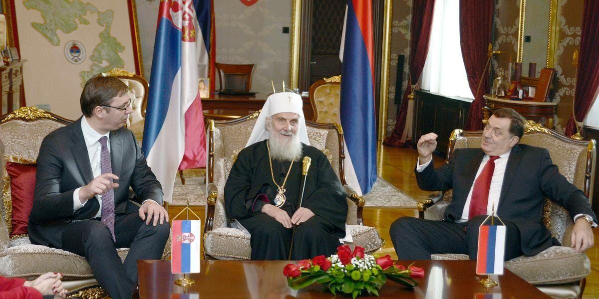 Omstritt firande. Serbiens premiärminister Aleksandar Vucic, patriarken Irinej och premiärministern i Republika Srpska Milorad Dodik, samtalar under 9 januari-firandet i år.