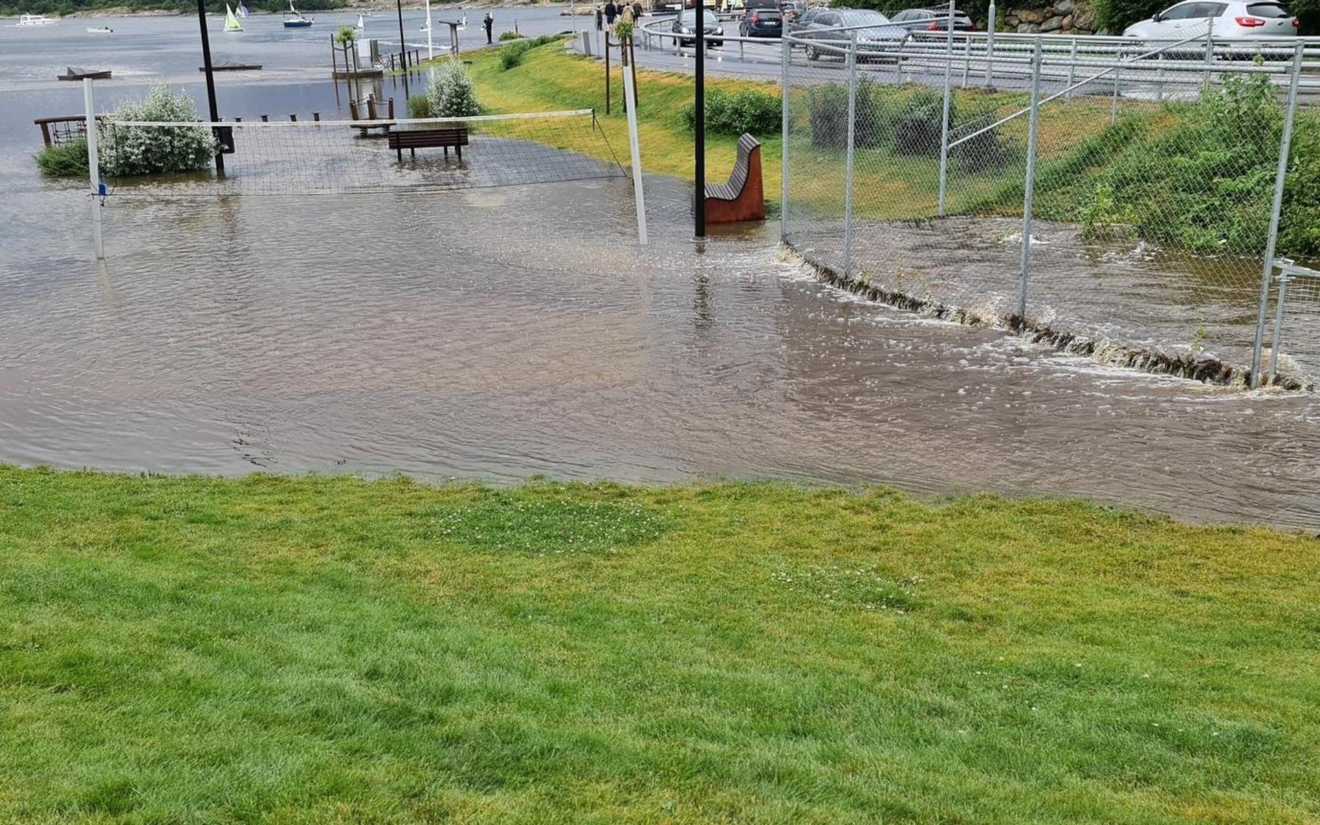 Översvämmade butiker, avspärrade vägar och stora insatser från räddningstjänsten i Grebbestad under torsdagen.