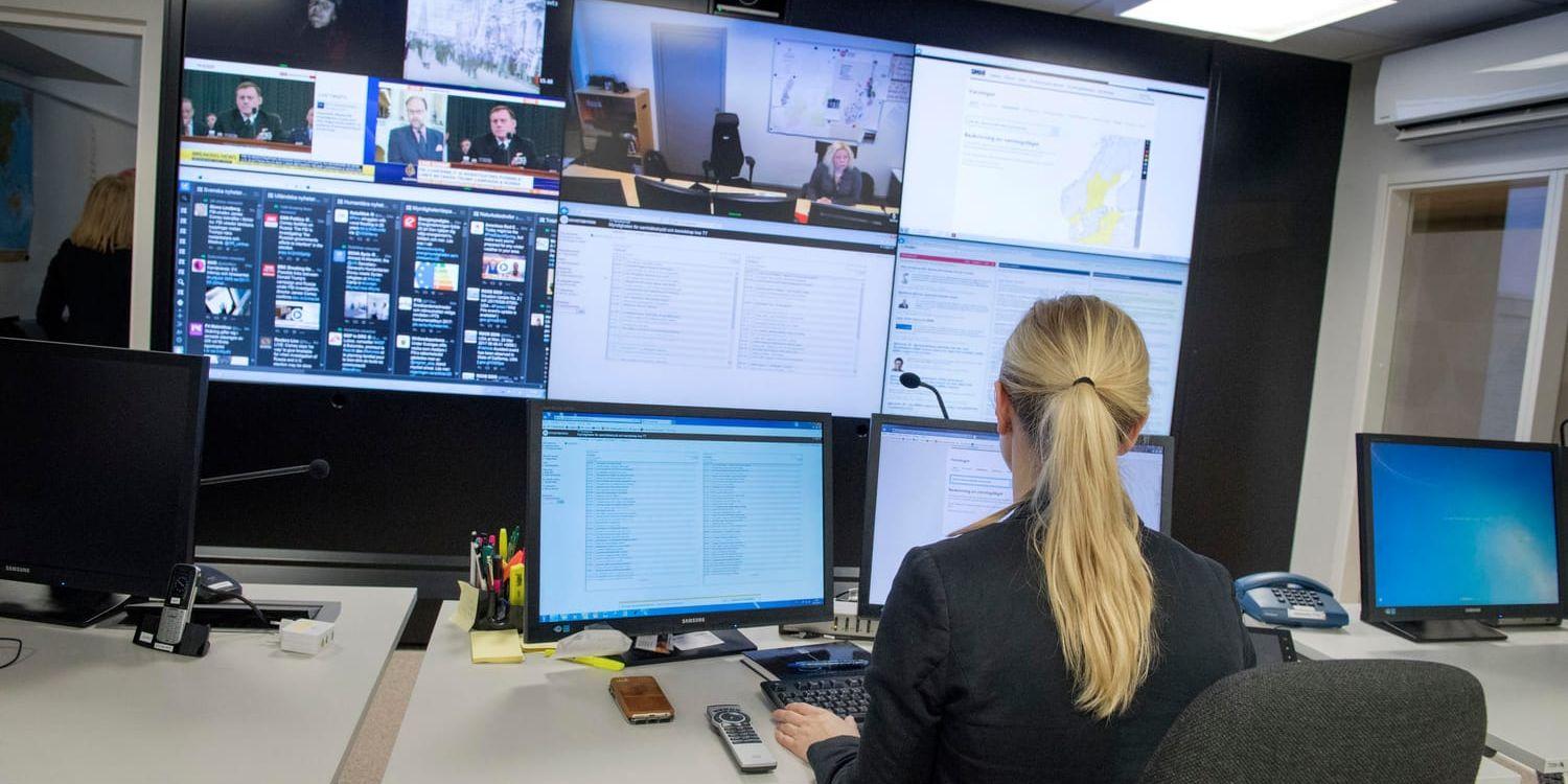 En medarbetare vid MSB övervakar ett antal skärmar på kontoret i centrala Stockholm. Arkivbild.