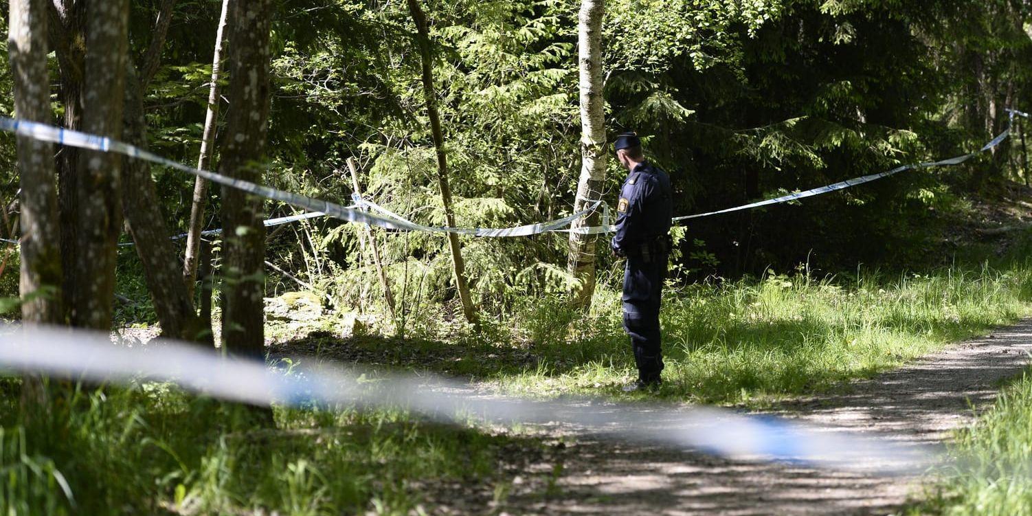 Polisavspärrningar vid det skogsparti i Hökarängen i södra Stockholm där kvinnan hittades nedgrävd i maj 2016. Arkivbild