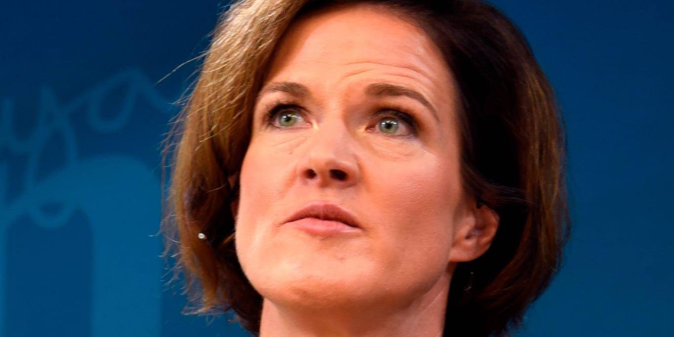 Elva länsförbund har vänt Moderaternas partiledare Anna Kinberg Batra ryggen.