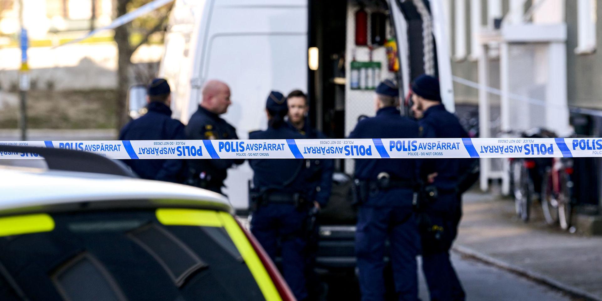 Polis och bombtekniker bakom avspärrningarna på Vitemöllegatan i Malmö.