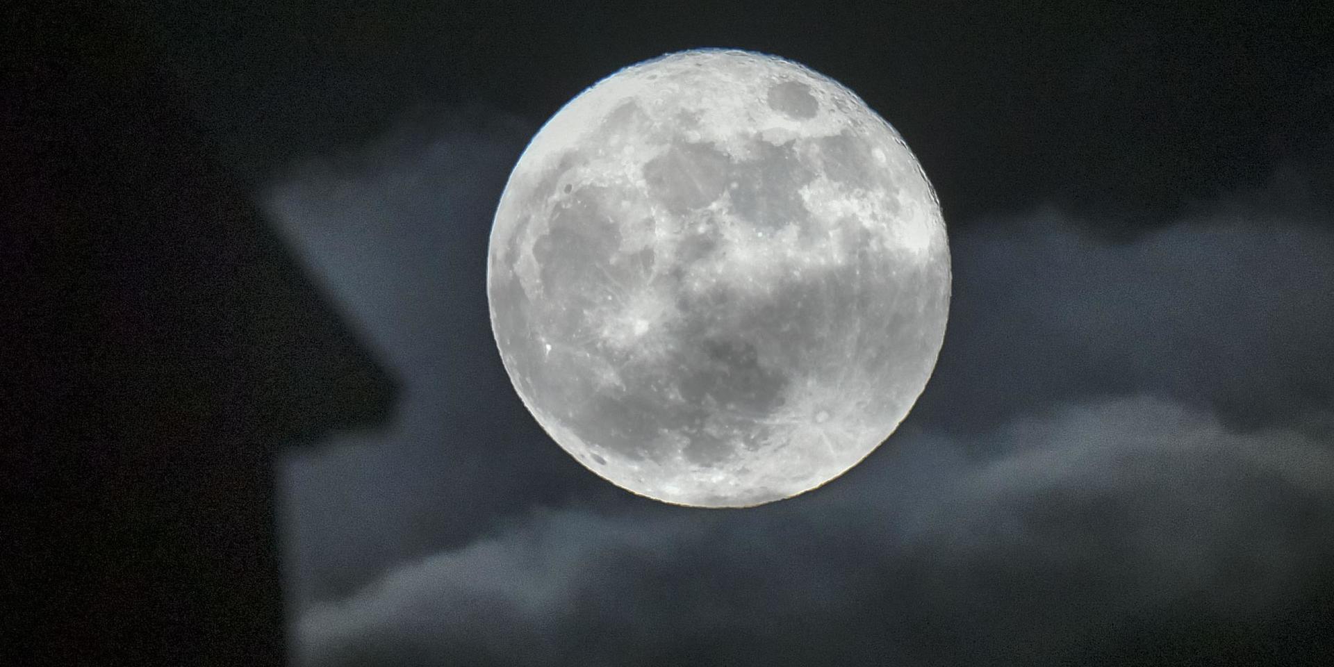 Månen, fotograferad från Malmö. Arkivbild.