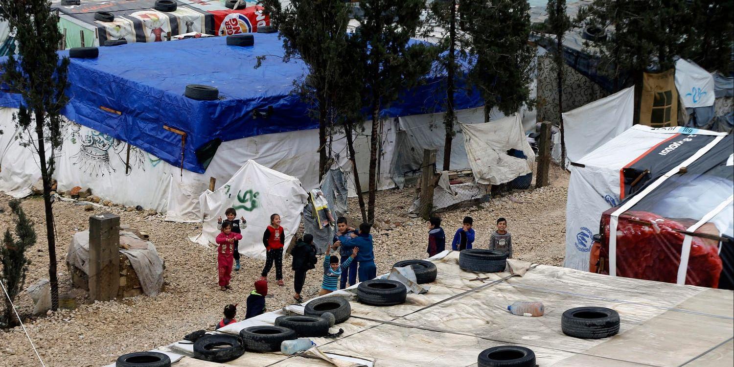 Syriska barn, vars familjer flytt striderna i hemlandet, leker i ett flyktingläger i staden Bar Elias i Libanon. Arkivbild.