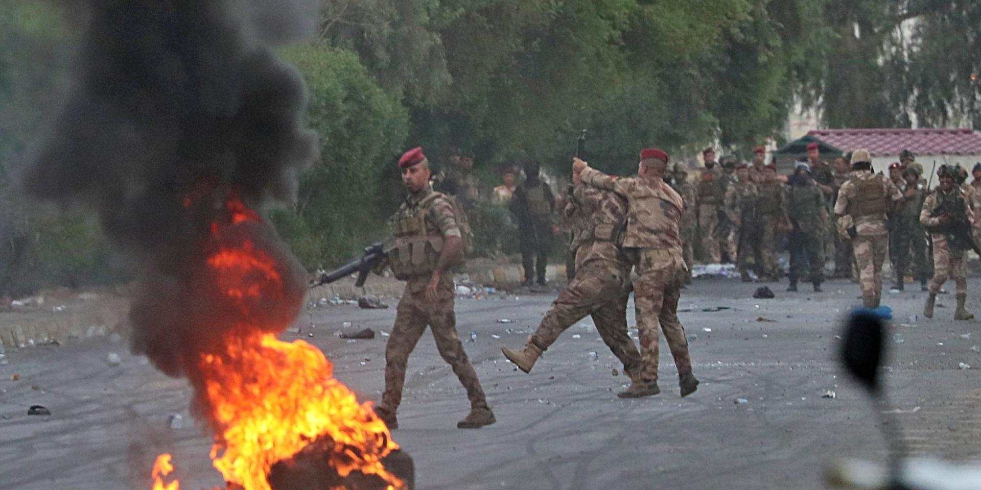Irakiska soldater i samband med protester i Bagdad den 6 oktober. 