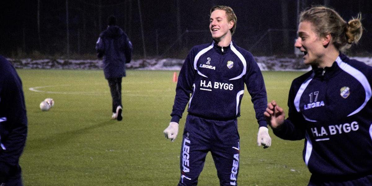 Moderklubben som motståndare. Filip Karlin har gått från vänsterback i IFK Uddevalla till högerback i Ljungskile. Nu får han möta sin gamla klubb när han debuterar för LSK.